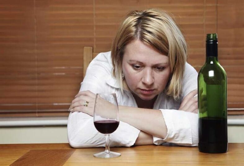 женщина пьет вино как бросить